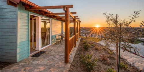 Bungalow with patio| Accomodation for 4 with a sofa bed, king bed, private bathroom, veranda. With Wi-Fi, air conditioning and TV - Olive Hill Guesthouse at Batalha, Portugal.