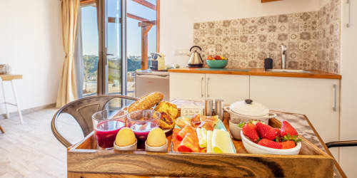 Bungalow with patio| Accomodation for 4 with a sofa bed, king bed, private bathroom, veranda. With Wi-Fi, air conditioning and TV - Olive Hill Guesthouse at Batalha, Portugal.