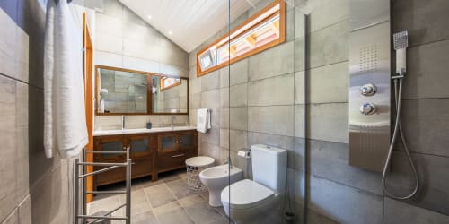 Bungalow with patio| Accomodation for 4 with a sofa bed, king bed, private bathroom, veranda. With Wi-Fi, air conditioning and TV - Olive Hill Guesthouse at Batalha, Portugal.