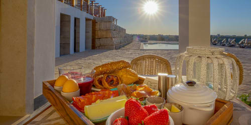 Guestroom Deluxe 2 with balcony| Accomodation for 2 with king bed, private bathroom, terrace. With Wi-Fi, air conditioning and TV - Olive Hill Guesthouse at Batalha, Portugal.