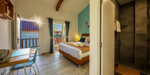 Guestroom Deluxe 2 with balcony| Accomodation for 2 with king bed, private bathroom, terrace. With Wi-Fi, air conditioning and TV - Olive Hill Guesthouse at Batalha, Portugal.