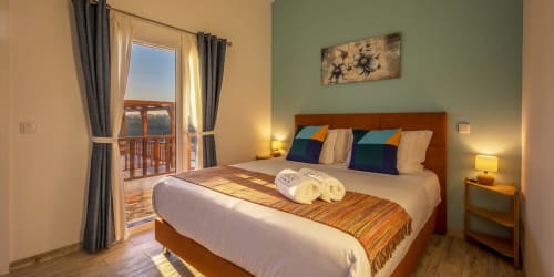 Guestroom Deluxe 2 with balcony| Accomodation for 2 with king bed, private bathroom, terrace. With Wi-Fi, air conditioning and TV - Olive Hill Guesthouse at Batalha, Portugal.