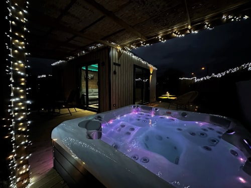 Jacuzzi privatif décoration Noël juste à coté du parc de Fraispertuis-city Spa Vosges