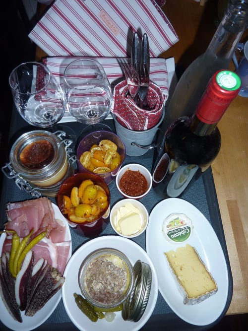 plateau d'hôtes servi au chalet ou dans la jardin, plateau froid complet vin compris, chateau Clos Pipeau la rivière fronsac
