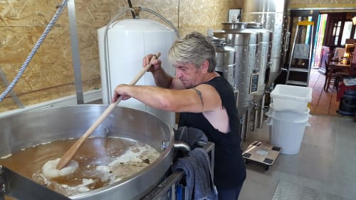Alain brasse sa bière bio à Fronsac. dégustation notre bière 3 tertres de Fronsac, bière locale, bière artisanale, bio. chambres d'hôtes, jacuzzi privatif, terrasse chambre d'hôtes, chalet bois, sans vis à vis, plateau d'hôtes pour 2, petits déjeuners servi au chalet, fronsac, gironde, proche Saint emilion, Libourne, Bordeaux