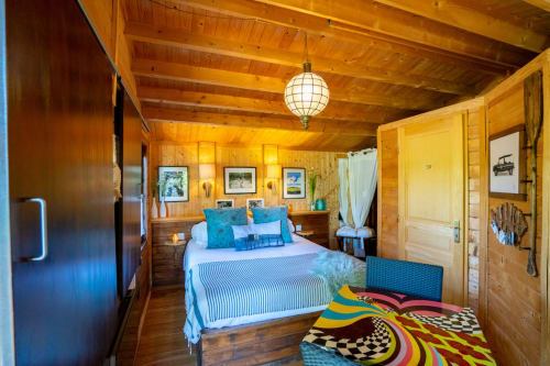 chalet le bassin, grand lit, climatisation, TV, toilettes, salle d'eau douche, linge de toilette, linge de lit, peignoirs si choix du jacuzzi privatif, sauna, peinture du peintre Peyo de Fronsac