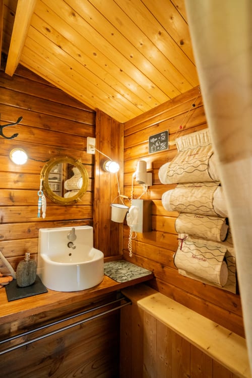 salle d'eau le chalet le bassin, linge de toilette inclus, sèche cheveux, mouchoirs, savon, gel douche