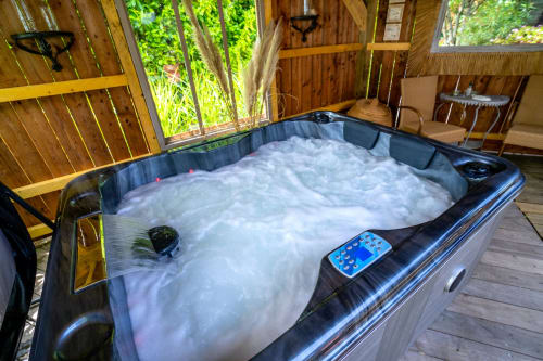 jacuzzi pour 4 ou pour 2 personnes, privatif, terrasse couverte, pas de vis à vis, vue sur le jardin, fleurs, jeudi soir yoga dans le jardin