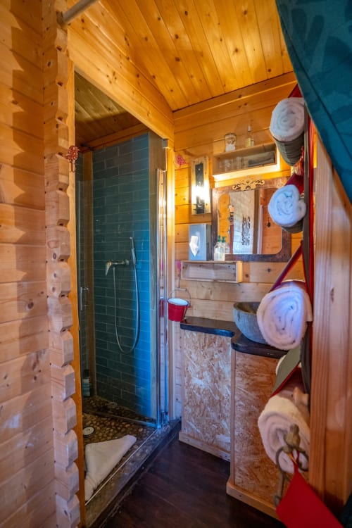 salle d'eau, douche, lavabo, chalet les oiseaux, linge de toilette, linge de lit, peignoir si choix du jacuzzi.