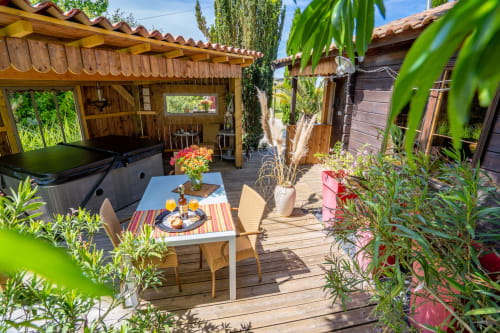 Alain brasse sa bière bio à Fronsac. dégustation notre bière 3 tertres de Fronsac sur votre terrasse ou dans le jardin, vue imprenable du tertre de Fronsac, bière locale, bière artisanale, bio. chambres d'hôtes, jacuzzi privatif, terrasse chambre d'hôtes, chalet bois, sans vis à vis, plateau d'hôtes pour 2, petits déjeuners servi au chalet, fronsac, gironde, proche Saint emilion, Libourne, Bordeaux