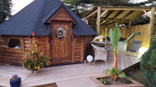 une bière sur votre terrasse ou dans le jardin, vue imprenable du tertre de Fronsac, bière locale, bière artisanale, bio. chambres d'hôtes, kota finlandais, climatisé l'été, chauffé l'hiver, jacuzzi privatif, terrasse chambre d'hôtes, chalet bois, sans vis à vis, plateau d'hôtes pour 2, petits déjeuners servi au chalet, fronsac, gironde, proche Saint emilion, Libourne, Bordeaux. ouvert toute l'année
