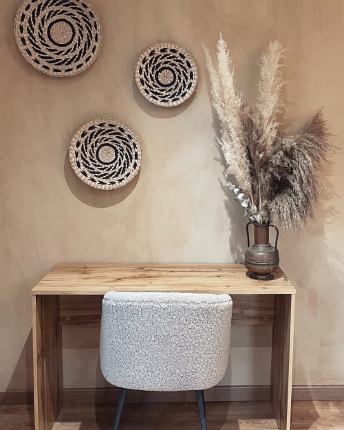 Wall decor with natural fibers and vase