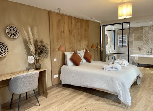 Calming sleeping area in natural tones and linen