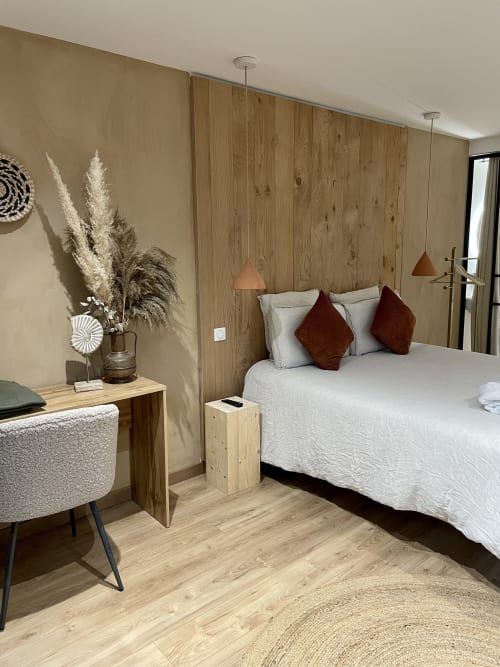 Bright bedroom with wooden headboard – Lodge Véronique