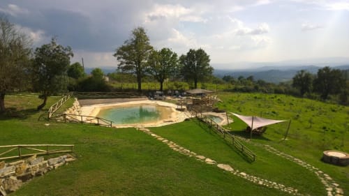 Piscina termale a Casale di Poggioferro B&B in Toscana, circondata da dolci colline verdi e campagna