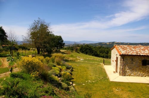Villa toscana Casale di Poggioferro con casetta in pietra, giardini e vista sulla campagna della Maremma