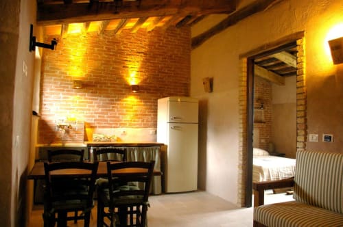 Accogliente monolocale al Casale di Poggioferro con mattoni a vista, angolo cottura, zona pranzo e letto in Toscana