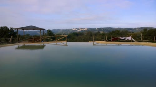 Piscina a sfioro con vista sulle colline toscane presso Casale di Poggioferro, lussuosa struttura B&B a Poggioferro, Grosseto, Italia