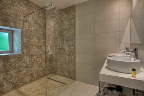 Domaine des Pierres Blanches Chambre Rocamadour salle de bain équipée et douche à l'italienne