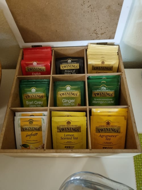 Surtido de tés Twinings en organizador de cartón en B&B Il Conservatorio, Nápoles