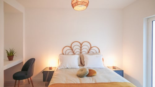 Bee-eater room | Birds of Paradise - Unique, bright and cosy en-suite bathroom, comfy double bed, a work desk and chair, a closet with hangers, shelves and a private terrace in the garden