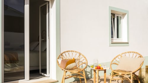 Bee-eater room | Birds of Paradise - Unique, bright and cosy en-suite bathroom, comfy double bed, a work desk and chair, a closet with hangers, shelves and a private terrace in the garden