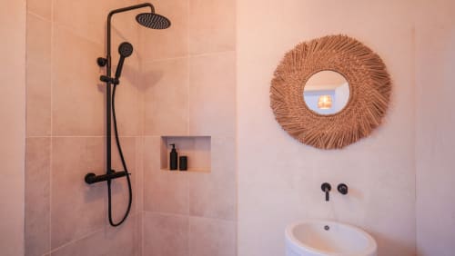 Bee-eater room | Birds of Paradise - Unique, bright and cosy en-suite bathroom, comfy double bed, a work desk and chair, a closet with hangers, shelves and a private terrace in the garden
