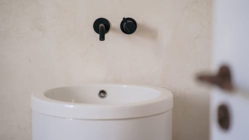 Bee-eater room | Birds of Paradise - Unique, bright and cosy en-suite bathroom, comfy double bed, a work desk and chair, a closet with hangers, shelves and a private terrace in the garden