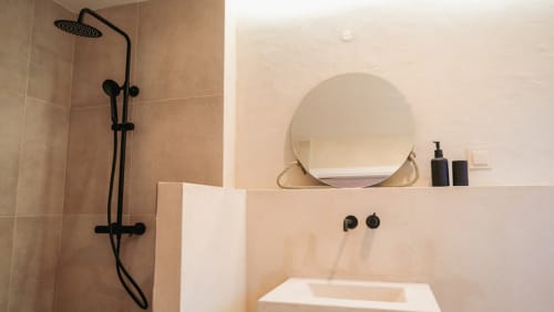 Roller room | Birds of Paradise - Unique, bright and beautiful en-suite bathroom, comfy twin bed, a chair, a closet with hangers, shelves and a private terrace in the garden
