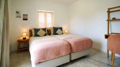 Cockatoo room | Birds of Paradise - Unique, bright and beautiful, en-suite bathroom, comfy twin bed, a work desk and chair, a closet with hangers, shelves and a private balcony overlooking the garden