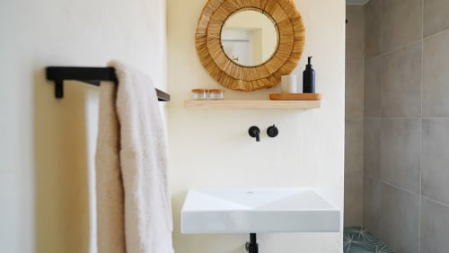 Cockatoo room | Birds of Paradise - Unique, bright and beautiful, en-suite bathroom, comfy twin bed, a work desk and chair, a closet with hangers, shelves and a private balcony overlooking the garden