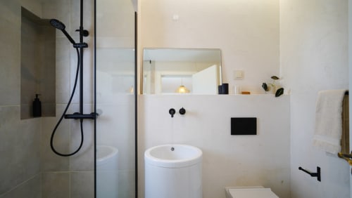 Sanderling room | Birds of Paradise - Unique, bright and beautiful, en-suite bathroom, comfy twin bed, a work desk and chair, a closet with hangers, shelves and a private balcony overlooking the swimming pool