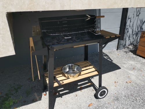 Barbecue extérieur avec tables latérales en bois à la Résidence L'Hermitière, location d'appartement avec vue sur jardin en Loire-Atlantique