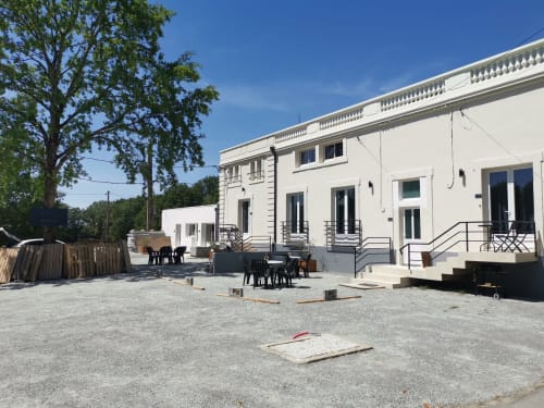 Résidence L'Hermitière : façade blanche, terrasse, jardin et jeu de cornhole à Nantes