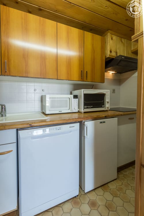 Cuisine du gîte La Louvière au Chalet La Louvière, Fontcouverte-La Toussuire, avec meubles en bois et finitions blanches