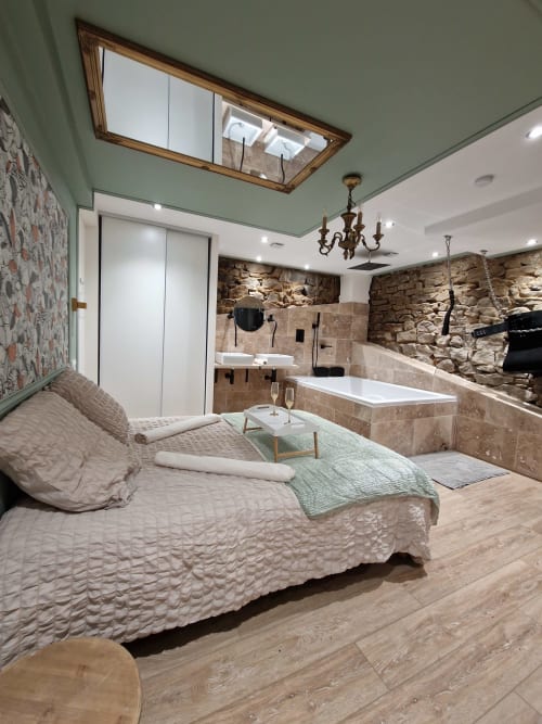 Love Room 3 : Romance au Cœur de l'Étrat**
   Découvrez l'ultime expérience romantique dans notre Love Room 3, nichée au cœur de l'Étrat, à proximité de Saint-Étienne, dans la Loire. Avec ses murs beige et vert et ses magnifiques pierres apparentes, notre espace offre un cadre intime et élégant pour les couples. Détendez-vous devant notre écran plat avec Netflix et explorez une sélection d'accessoires pour couples, pour une escapade inoubliable à deux.
