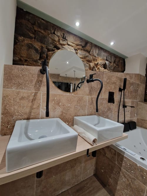 Love Room 3 : Charme Baroque avec une Touche de Modernité à l'Étrat**
   Vivez un séjour magique dans notre Love Room 3, où le charme baroque rencontre une ambiance moderne et raffinée. Les murs beige et vert et les pierres apparentes ajoutent une touche d'authenticité à cet espace élégant. Détendez-vous devant notre écran plat avec Netflix et découvrez une sélection d'accessoires pour couples, pour une expérience romantique à l'Étrat, près de Saint-Étienne dans la Loire.