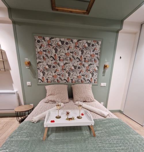 Love Room 3 : Évasion Romantique à l'Étrat**
   Offrez-vous une évasion romantique dans notre Love Room 3, un havre de paix au cœur de l'Étrat, à quelques minutes de Saint-Étienne, dans la Loire. Les murs beige et vert et les pierres apparentes créent une atmosphère chaleureuse et intime, parfaite pour les couples en quête de romance. Détendez-vous devant notre écran plat avec Netflix et profitez des accessoires pour couples pour des moments complices et passionnés.