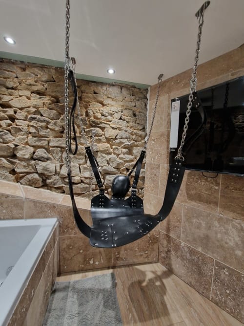 Découvrez la Love Room 3, une suite romantique idéale pour une escapade en couple. Avec ses magnifiques murs en pierre apparents, cette chambre offre une ambiance chaleureuse et authentique. Profitez d'une double vasque moderne et d'un grand écran TV avec Netflix pour vos soirées détente. Le clou du séjour ? Une superbe baignoire à balnéothérapie pour deux, parfaite pour un moment de relaxation absolue. Réservez la Love Room 3 et vivez une expérience inoubliable avec sa superbe balançoire érotique !