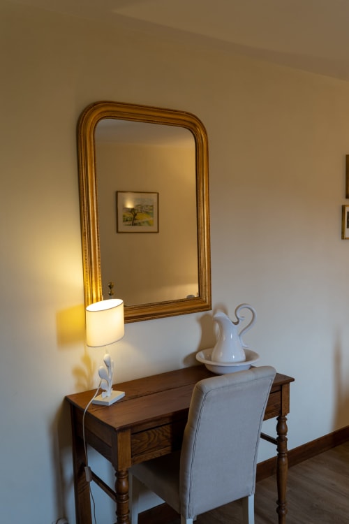 Small office to combine comfort and teleworking at the Château de Ribourdin guest rooms - near Auxerre in Burgundy