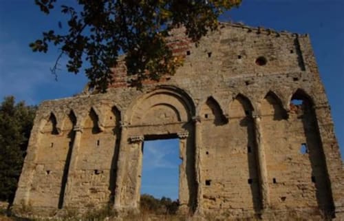 Antichi ruderi in pietra con aperture ad arco presso Agri-Bio Santa Palmira a Pomarance, Italia