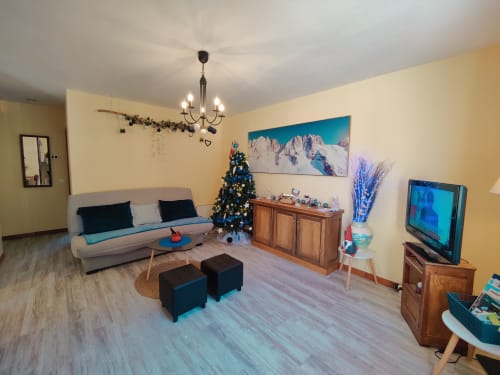 Appartement de vacances cosy au Lauzet-Ubaye avec vue sur montagne, sapin de Noël décoré et coin salon confortable