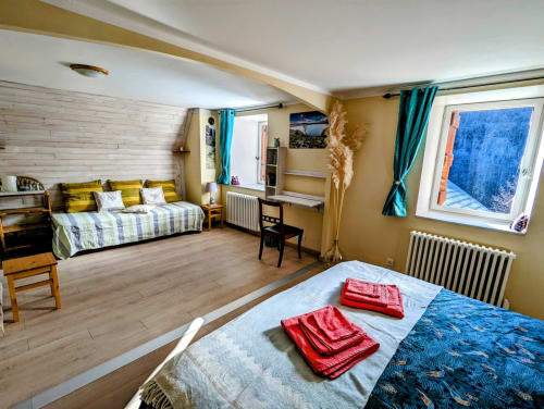 Chambre Printemps, en Aubrac, grand lit double, chambres et table d'hôtes, hotel en Aubrac , en Aveyron, coin bureau, tv et wifi haut débit, salle de bain douche à l'italienne refaite en 2023, possible jusqu'a 4 quatre personnes. Chambre cocooning tranquille, vue sur la nature, et torrent d'Aubrac en Aveyron séjour chambre d'hôtes aubrac Aveyron nature 12 neige ski hotel hébergement plateau aubrac randonnée éco écologique hôtels atypique, montagne campagne original logement rivière truites vaches buron laguiole nasbinals cascade du deroc transhumance original.Plateau dinatoire pour deux personnes