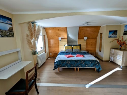 Chambre Printemps, en Aubrac, grand lit double, chambres et table d'hôtes, hotel en Aubrac , en Aveyron, coin bureau, tv et wifi haut débit, salle de bain douche à l'italienne refaite en 2023, possible jusqu'a 4 quatre personnes. Chambre cocooning tranquille, vue sur la nature, et torrent d'Aubrac en Aveyron séjour chambre d'hôtes aubrac Aveyron nature 12 neige ski hotel hébergement plateau aubrac randonnée éco écologique hôtels atypique, montagne campagne original logement rivière truites vaches buron laguiole nasbinals cascade du deroc transhumance original.Plateau dinatoire pour deux personnes