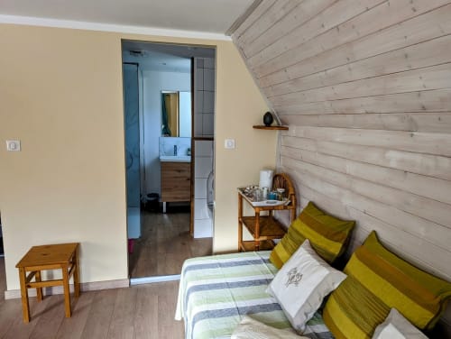 Chambre Printemps, en Aubrac, grand lit double, chambres et table d'hôtes, hotel en Aubrac , en Aveyron, coin bureau, tv et wifi haut débit, salle de bain douche à l'italienne refaite en 2023, possible jusqu'a 4 quatre personnes. Chambre cocooning tranquille, vue sur la nature, et torrent d'Aubrac en Aveyron séjour chambre d'hôtes aubrac Aveyron nature 12 neige ski hotel hébergement plateau aubrac randonnée éco écologique hôtels atypique, montagne campagne original logement rivière truites vaches buron laguiole nasbinals cascade du deroc transhumance original.Plateau dinatoire pour deux personnes