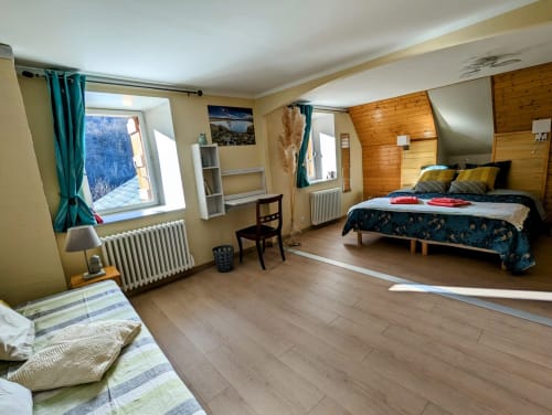 Chambre Printemps, en Aubrac, grand lit double, chambres et table d'hôtes, hotel en Aubrac , en Aveyron, coin bureau, tv et wifi haut débit, salle de bain douche à l'italienne refaite en 2023, possible jusqu'a 4 quatre personnes. Chambre cocooning tranquille, vue sur la nature, et torrent d'Aubrac en Aveyron séjour chambre d'hôtes aubrac Aveyron nature 12 neige ski hotel hébergement plateau aubrac randonnée éco écologique hôtels atypique, montagne campagne original logement rivière truites vaches buron laguiole nasbinals cascade du deroc transhumance original.Plateau dinatoire pour deux personnes