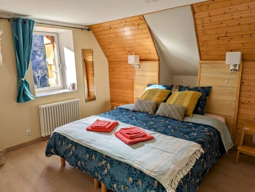 Chambre Printemps, en Aubrac, grand lit double, chambres et table d'hôtes, hotel en Aubrac , en Aveyron, coin bureau, tv et wifi haut débit, salle de bain douche à l'italienne refaite en 2023, possible jusqu'a 4 quatre personnes. Chambre cocooning tranquille, vue sur la nature, et torrent d'Aubrac en Aveyron séjour chambre d'hôtes aubrac Aveyron nature 12 neige ski hotel hébergement plateau aubrac randonnée éco écologique hôtels atypique, montagne campagne original logement rivière truites vaches buron laguiole nasbinals cascade du deroc transhumance original.Plateau dinatoire pour deux personnes