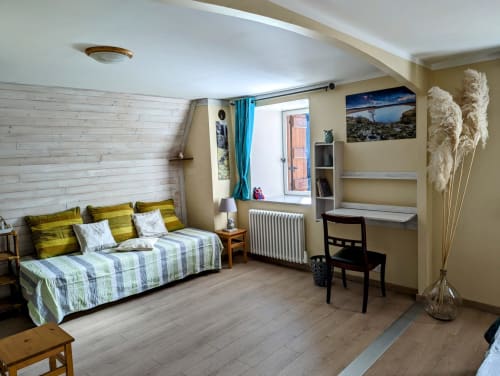 Chambre Printemps, en Aubrac, grand lit double, chambres et table d'hôtes, hotel en Aubrac , en Aveyron, coin bureau, tv et wifi haut débit, salle de bain douche à l'italienne refaite en 2023, possible jusqu'a 4 quatre personnes. Chambre cocooning tranquille, vue sur la nature, et torrent d'Aubrac en Aveyron séjour chambre d'hôtes aubrac Aveyron nature 12 neige ski hotel hébergement plateau aubrac randonnée éco écologique hôtels atypique, montagne campagne original logement rivière truites vaches buron laguiole nasbinals cascade du deroc transhumance original.Plateau dinatoire pour deux personnes
