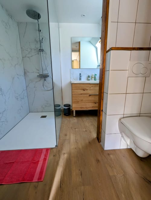 Chambre Printemps, en Aubrac, grand lit double, chambres et table d'hôtes, hotel en Aubrac , en Aveyron, coin bureau, tv et wifi haut débit, salle de bain douche à l'italienne refaite en 2023, possible jusqu'a 4 quatre personnes. Chambre cocooning tranquille, vue sur la nature, et torrent d'Aubrac en Aveyron séjour chambre d'hôtes aubrac Aveyron nature 12 neige ski hotel hébergement plateau aubrac randonnée éco écologique hôtels atypique, montagne campagne original logement rivière truites vaches buron laguiole nasbinals cascade du deroc transhumance original.Plateau dinatoire pour deux personnes