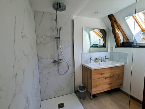 Chambre Printemps, en Aubrac, grand lit double, chambres et table d'hôtes, hotel en Aubrac , en Aveyron, coin bureau, tv et wifi haut débit, salle de bain douche à l'italienne refaite en 2023, possible jusqu'a 4 quatre personnes. Chambre cocooning tranquille, vue sur la nature, et torrent d'Aubrac en Aveyron séjour chambre d'hôtes aubrac Aveyron nature 12 neige ski hotel hébergement plateau aubrac randonnée éco écologique hôtels atypique, montagne campagne original logement rivière truites vaches buron laguiole nasbinals cascade du deroc transhumance original.Plateau dinatoire pour deux personnes